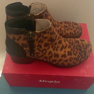 Alegria SLOAN zip ankle boot